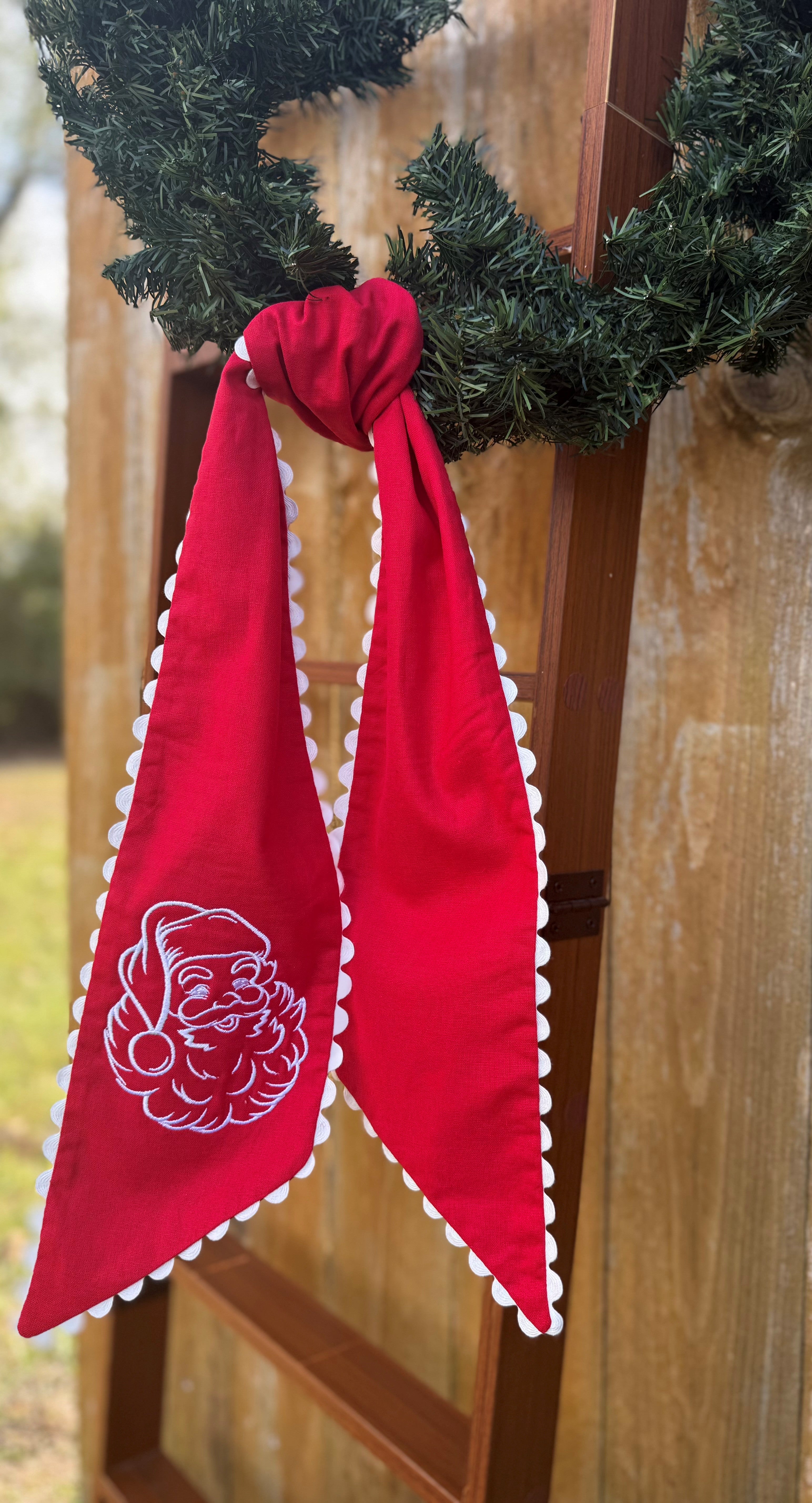 Santa Outlined Wreath Sash - Scalloped (Add MONOGRAM FOR $8)